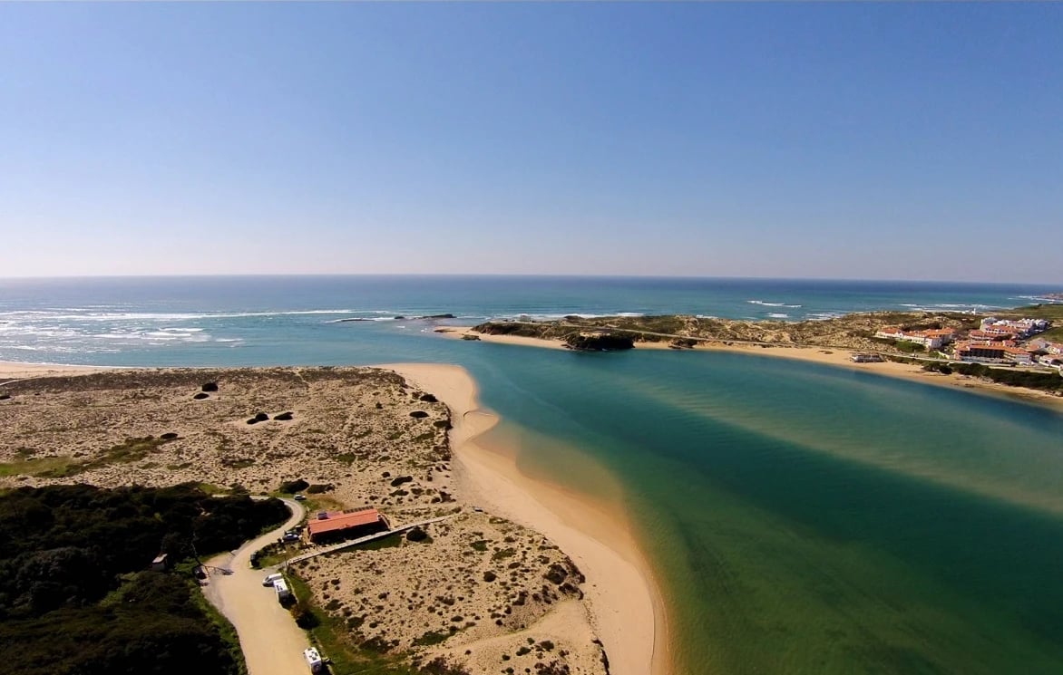 Vista da costa de Vila Nova de Milfontes ao pôr do sol