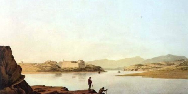 Gravura de 1818 por George Landmann retratando a foz do Rio Mira, com o Forte de São Clemente e a povoação de Villa Nova de Milfontes ao centro.